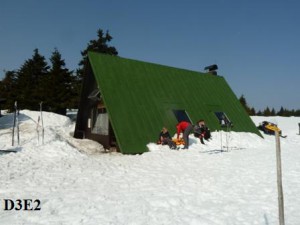 lyžaři před kioskem Horské služby na Velké Deštné